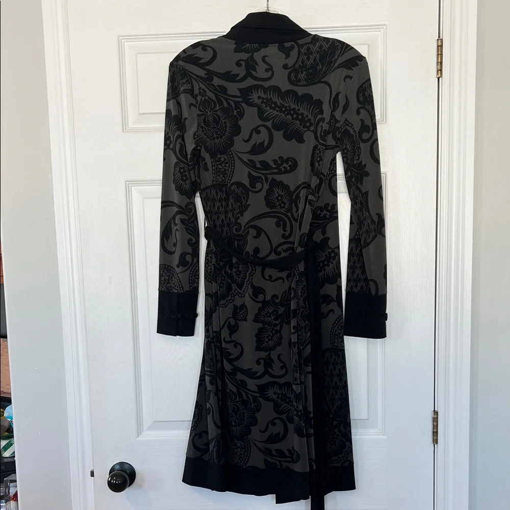 Elegant Black and Gray Long Sleeve Dress - Picture 5 of 5